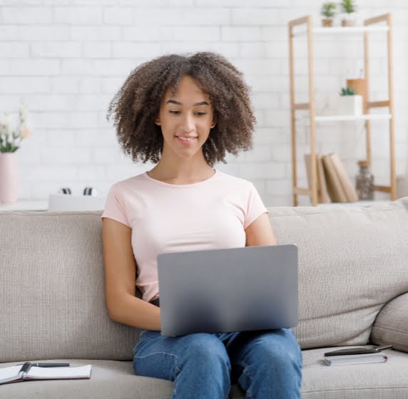 Cursisten volgen gratis online astrologie cursus vanuit huis